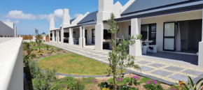 Отель Three Feathers Cottages  Лангебане